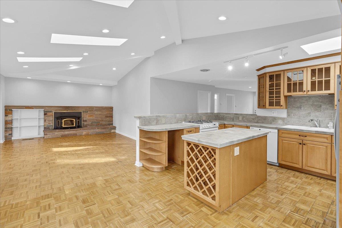 Detail Gallery Image 9 of 34 For 860 Sunset Dr, Pacific Grove,  CA 93950 - 3 Beds | 2 Baths