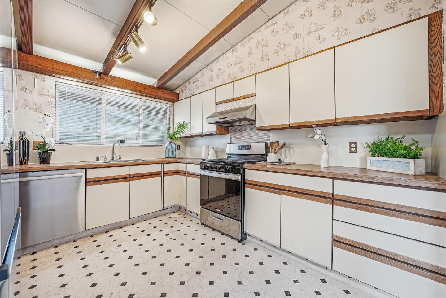 Detail Gallery Image 10 of 25 For 1110 Breezewood Ct, Sunnyvale,  CA 94089 - 3 Beds | 2 Baths