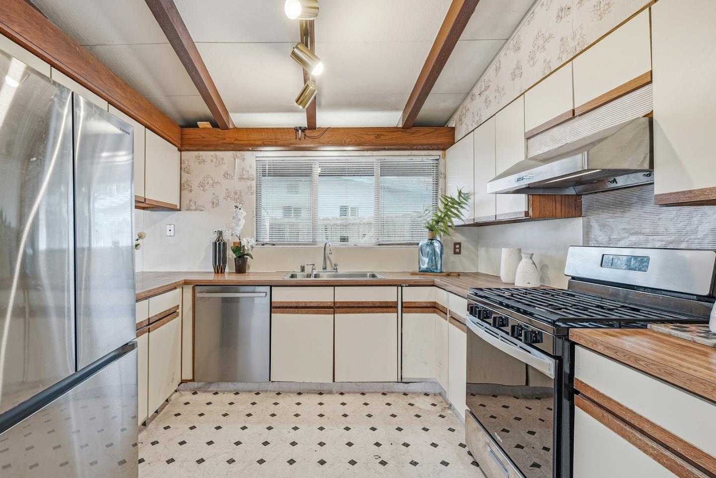 Detail Gallery Image 11 of 25 For 1110 Breezewood Ct, Sunnyvale,  CA 94089 - 3 Beds | 2 Baths