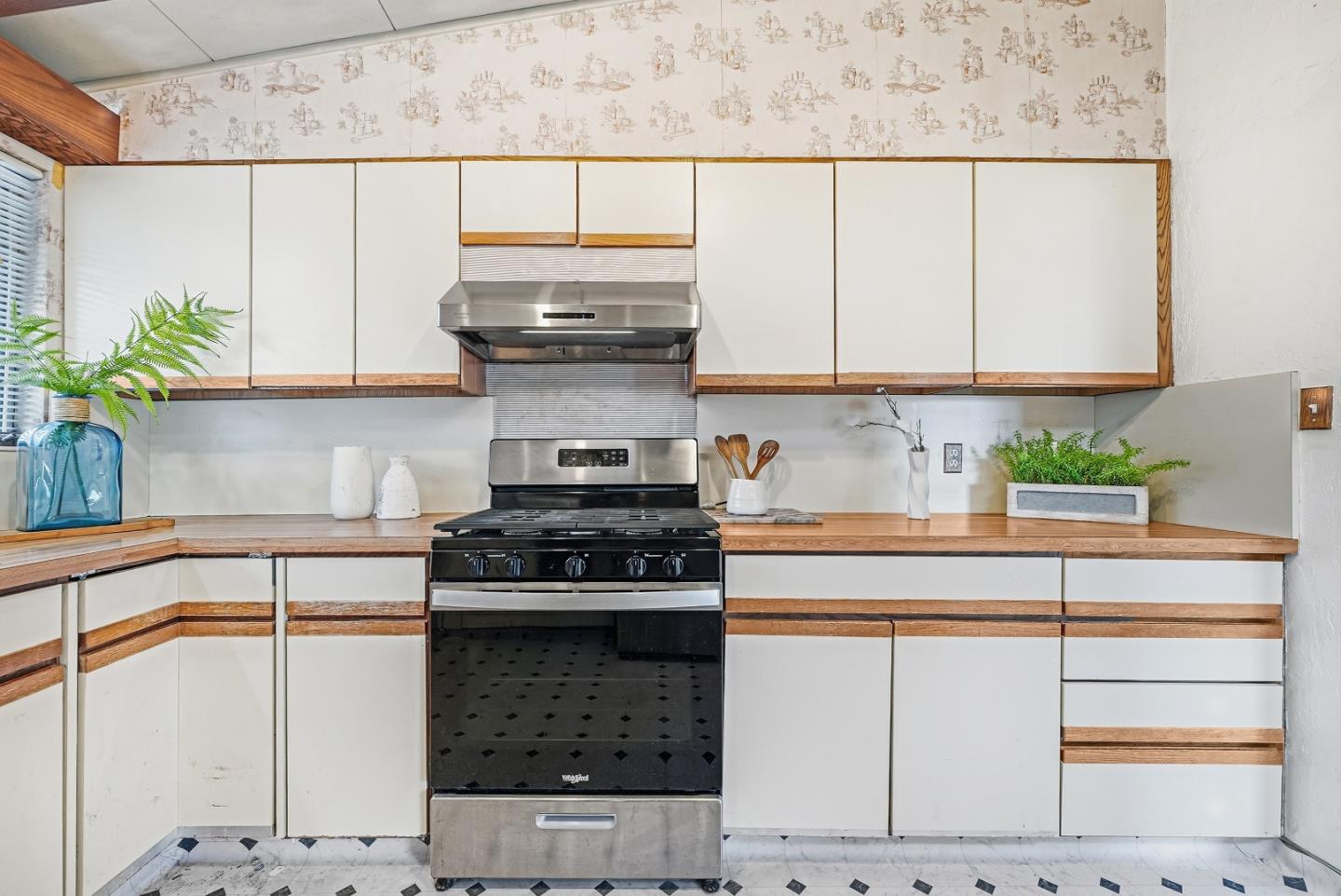 Detail Gallery Image 13 of 25 For 1110 Breezewood Ct, Sunnyvale,  CA 94089 - 3 Beds | 2 Baths