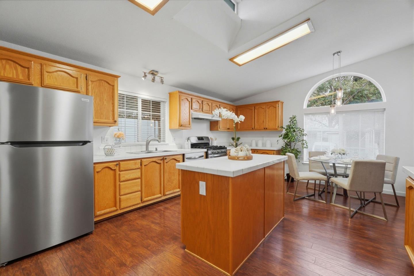 Detail Gallery Image 10 of 45 For 1085 Tasman Dr #400,  Sunnyvale,  CA 94089 - 3 Beds | 2 Baths