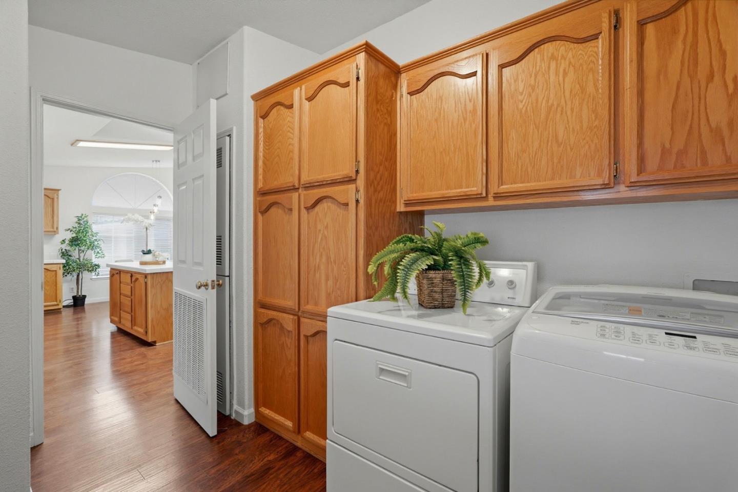 Detail Gallery Image 11 of 45 For 1085 Tasman Dr #400,  Sunnyvale,  CA 94089 - 3 Beds | 2 Baths
