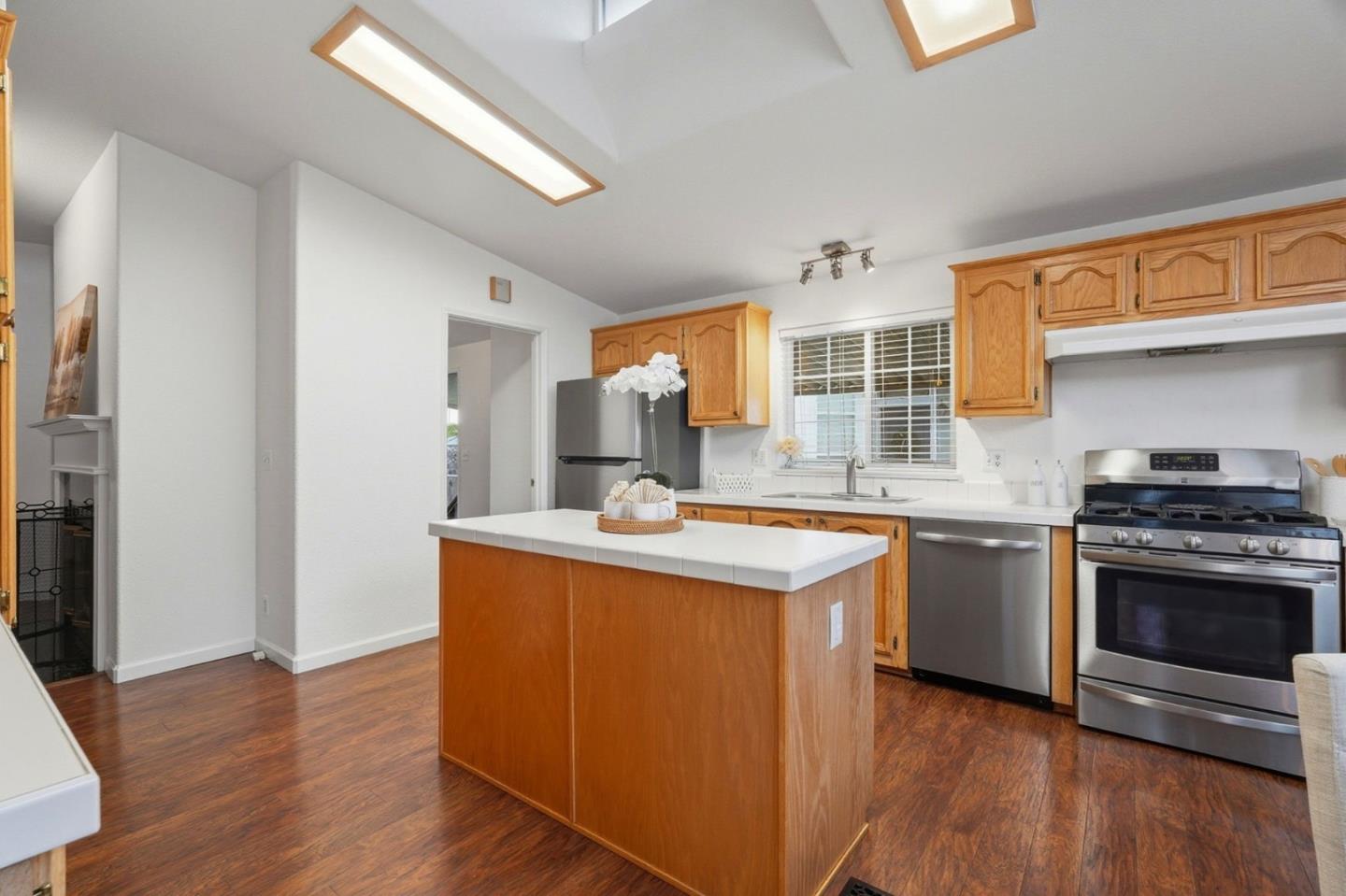 Detail Gallery Image 7 of 45 For 1085 Tasman Dr #400,  Sunnyvale,  CA 94089 - 3 Beds | 2 Baths