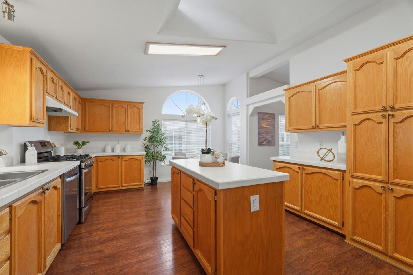 Detail Gallery Image 8 of 45 For 1085 Tasman Dr #400,  Sunnyvale,  CA 94089 - 3 Beds | 2 Baths