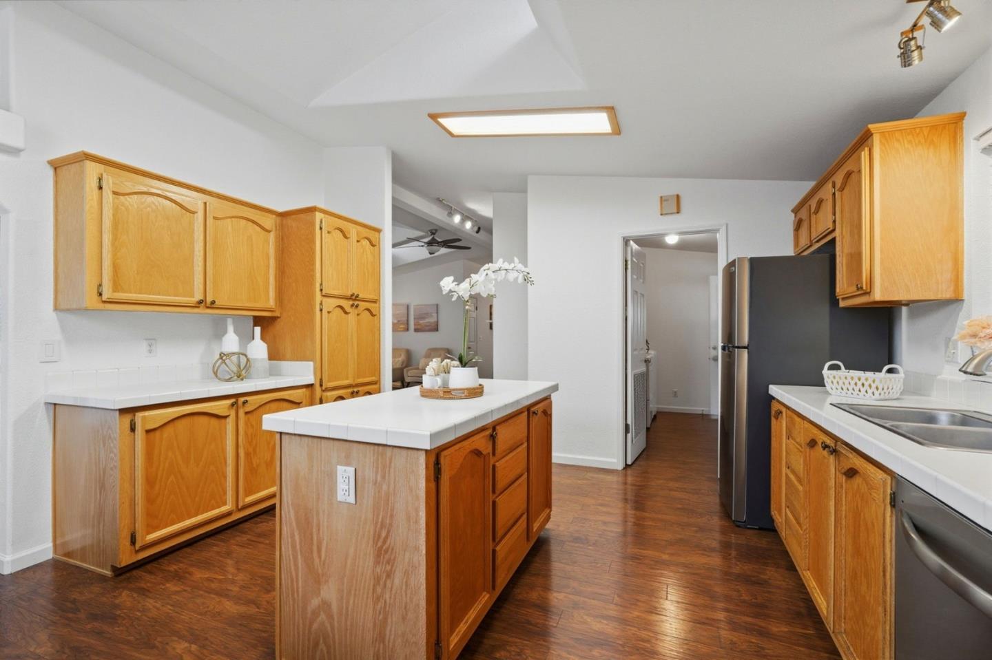 Detail Gallery Image 9 of 45 For 1085 Tasman Dr #400,  Sunnyvale,  CA 94089 - 3 Beds | 2 Baths