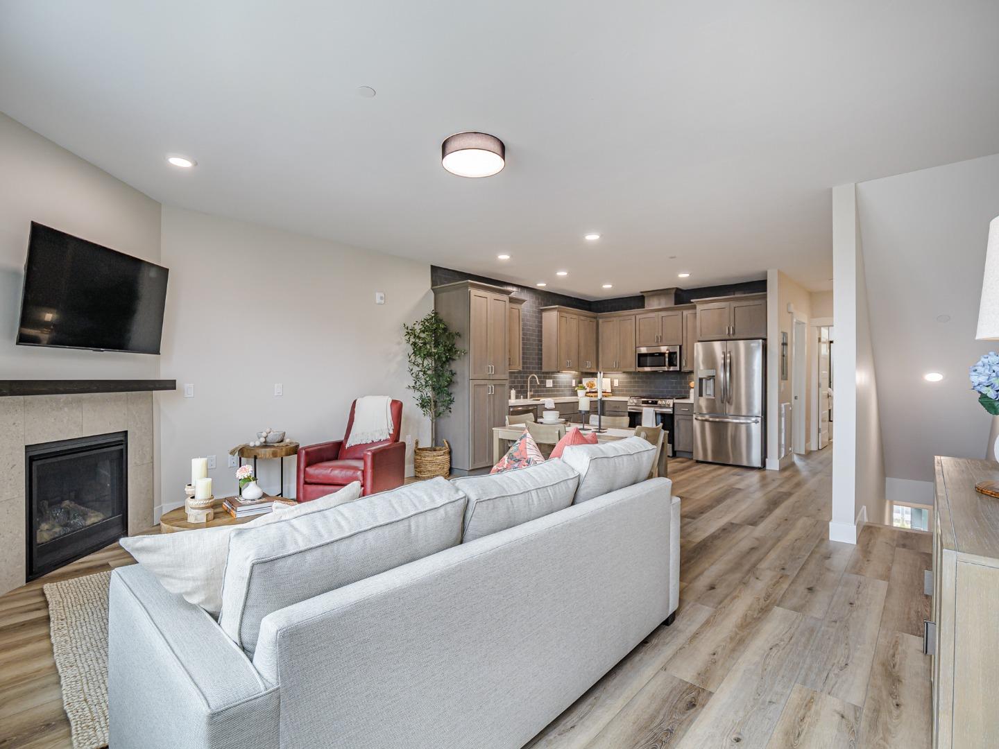 Detail Gallery Image 4 of 38 For 111 Aptos Village Way #2,  Aptos,  CA 95003 - 3 Beds | 3 Baths