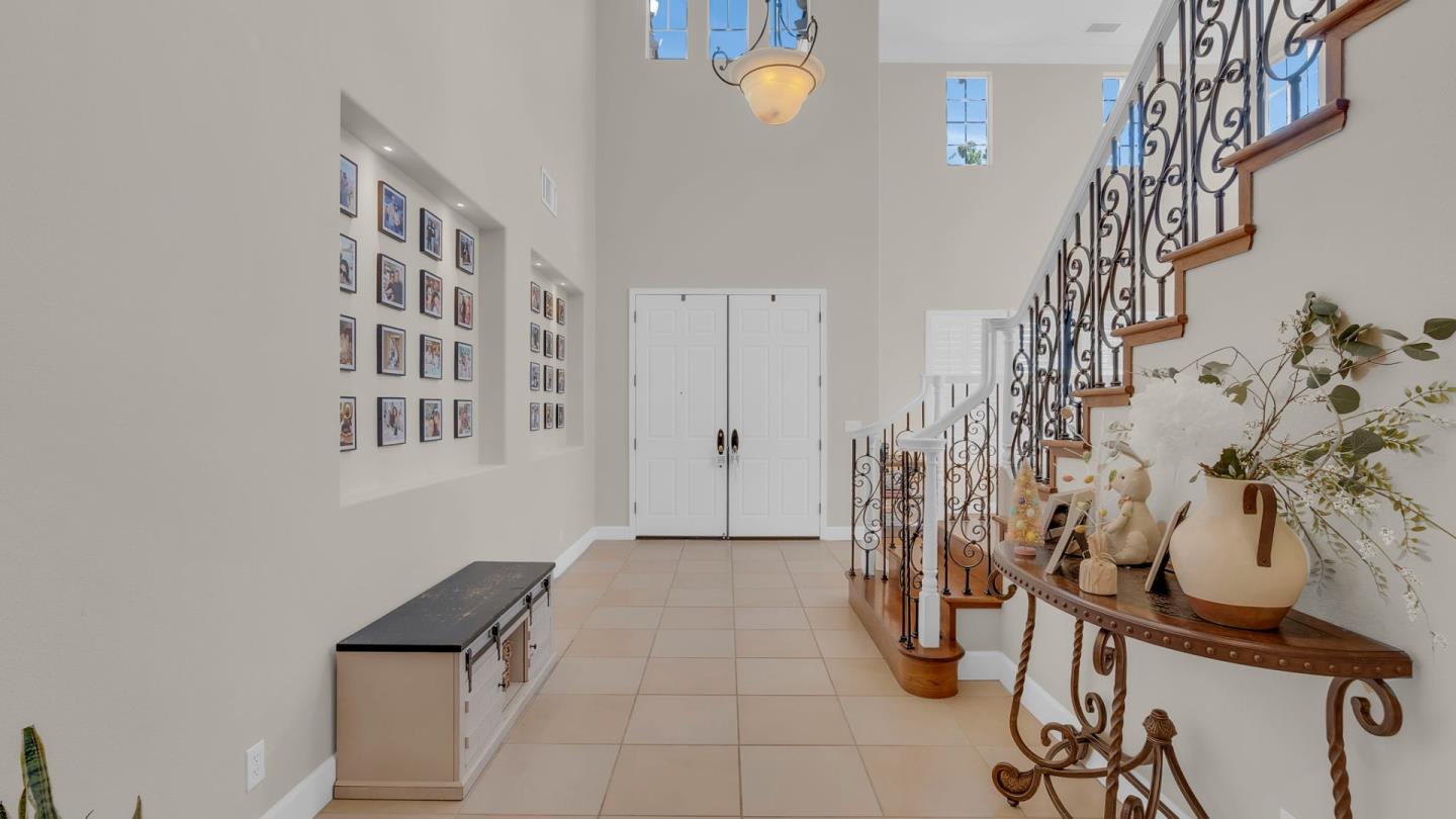 Detail Gallery Image 5 of 24 For 7115 Lahinch Dr, Gilroy,  CA 95020 - 5 Beds | 3/1 Baths