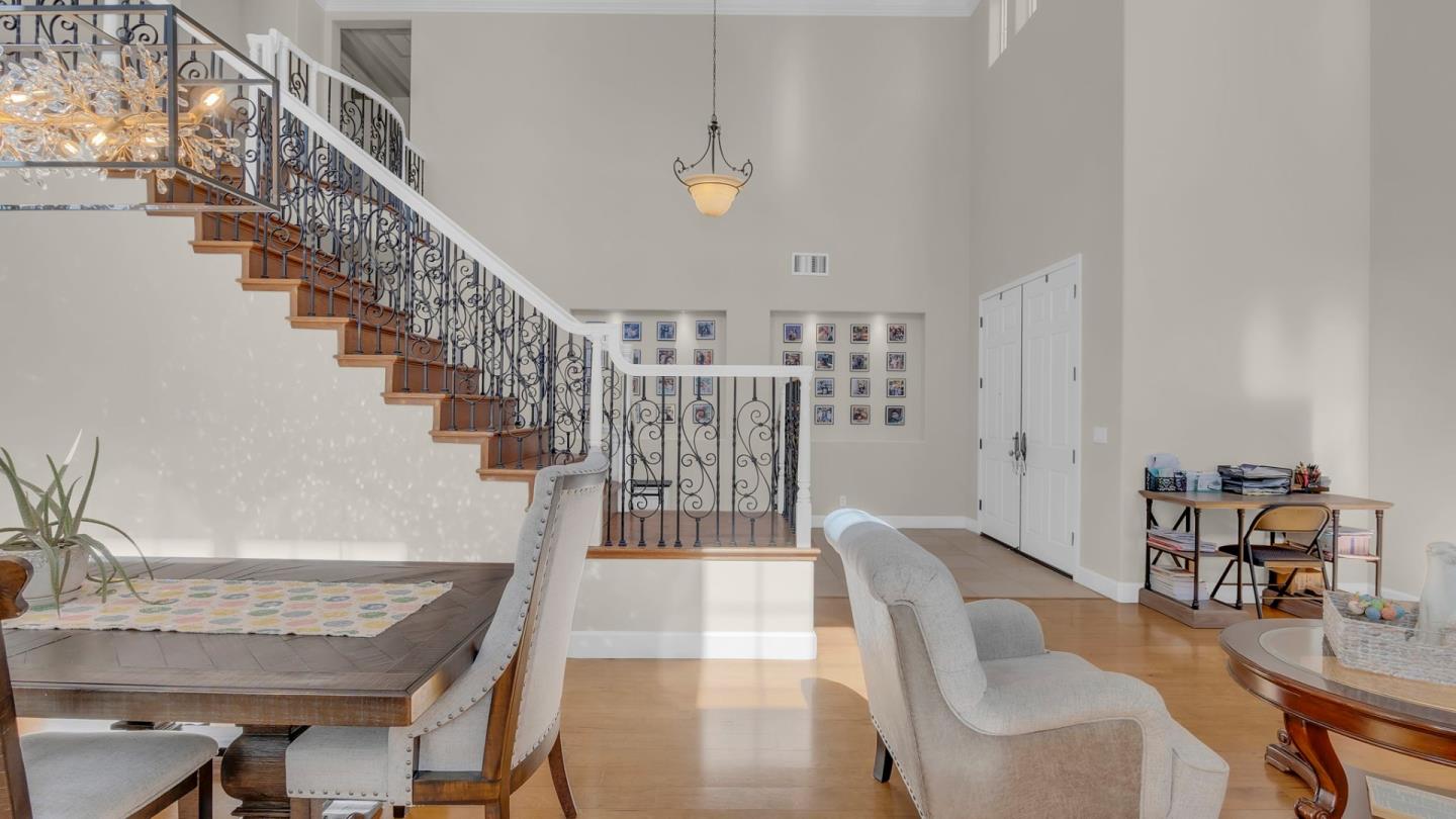 Detail Gallery Image 8 of 24 For 7115 Lahinch Dr, Gilroy,  CA 95020 - 5 Beds | 3/1 Baths