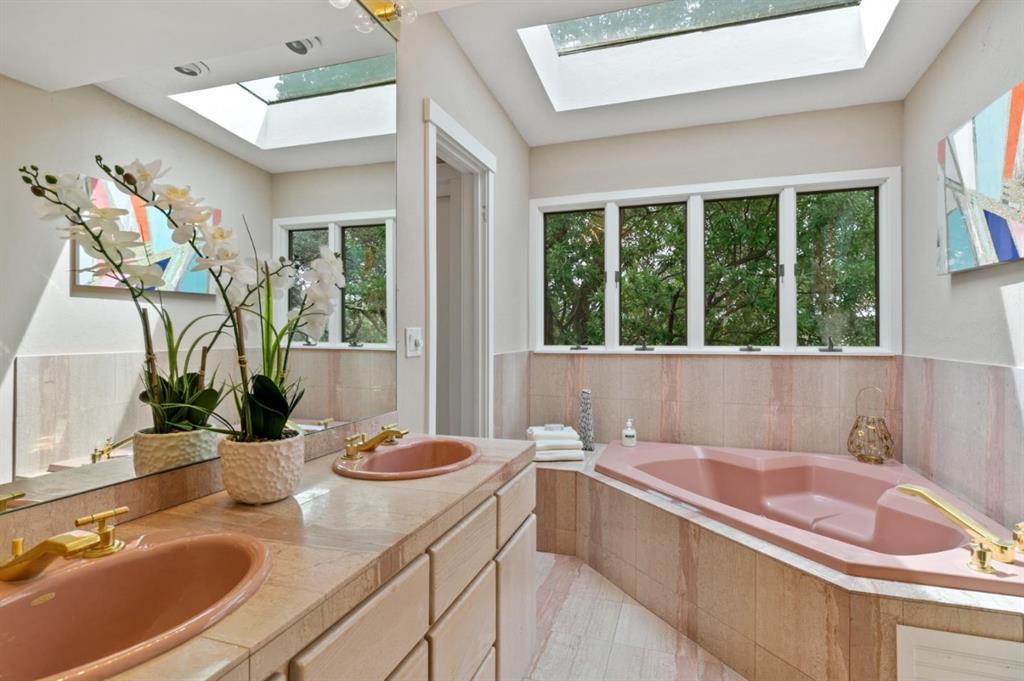 Detail Gallery Image 11 of 27 For 30 Knollcrest Rd, Hillsborough,  CA 94010 - 4 Beds | 3/1 Baths