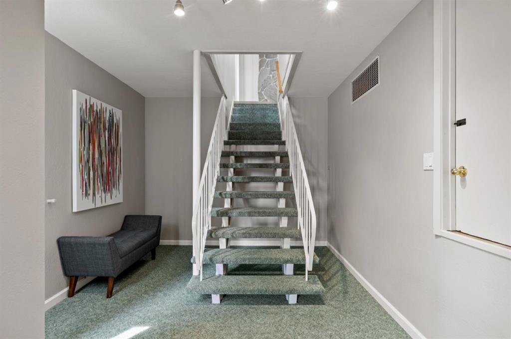 Detail Gallery Image 17 of 27 For 30 Knollcrest Rd, Hillsborough,  CA 94010 - 4 Beds | 3/1 Baths