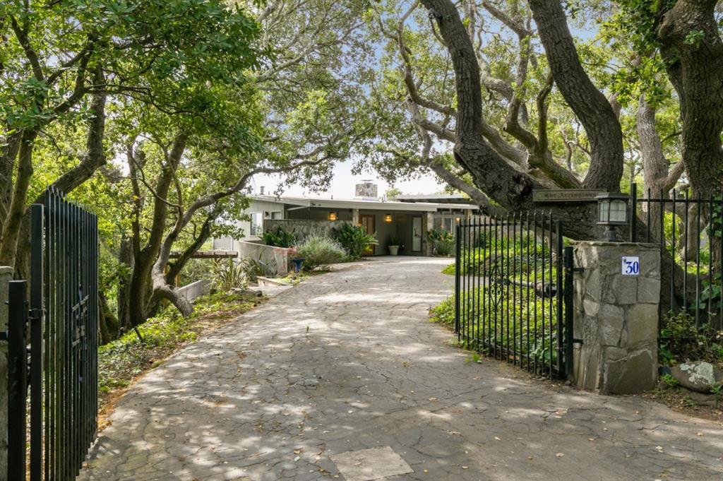 Detail Gallery Image 2 of 27 For 30 Knollcrest Rd, Hillsborough,  CA 94010 - 4 Beds | 3/1 Baths