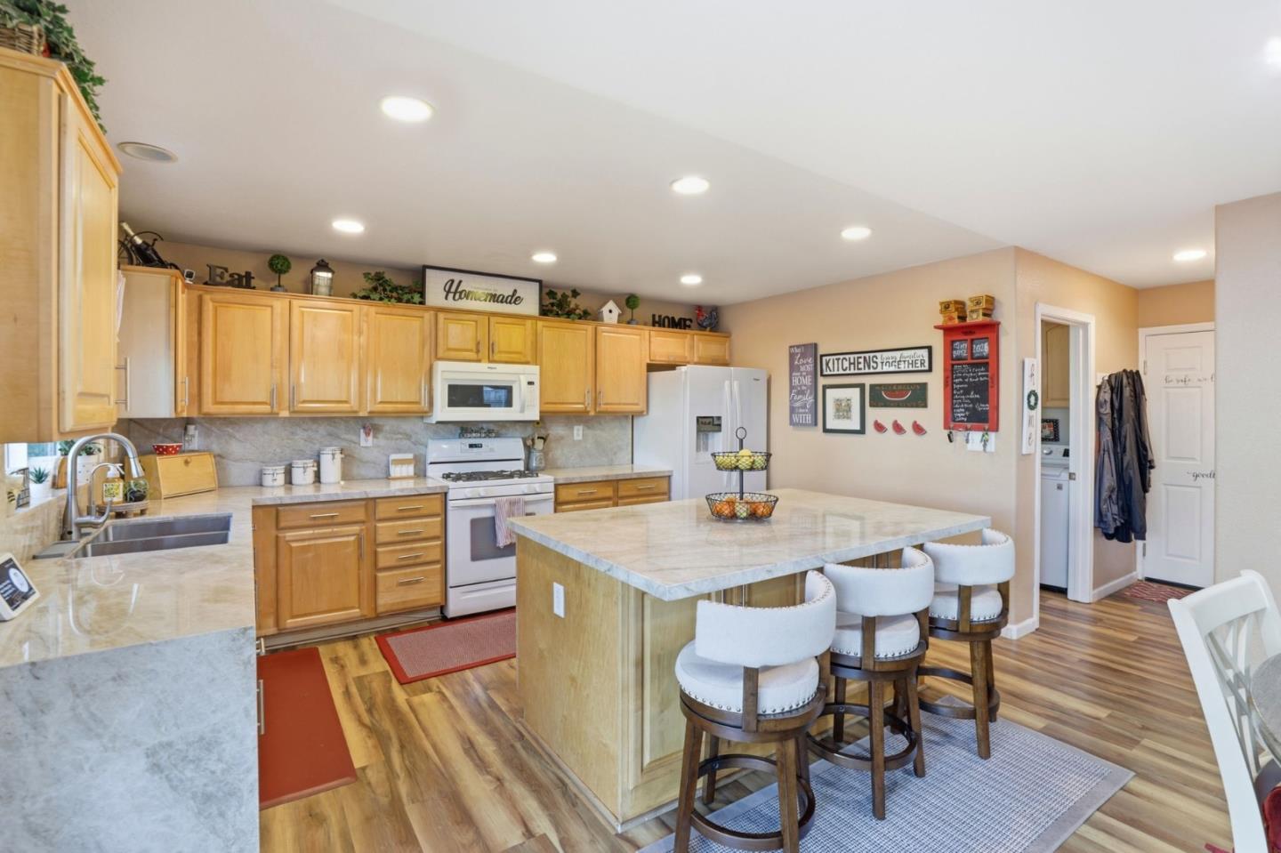 Detail Gallery Image 10 of 36 For 1744 Brentwood Ct, Hollister,  CA 95023 - 4 Beds | 2/1 Baths