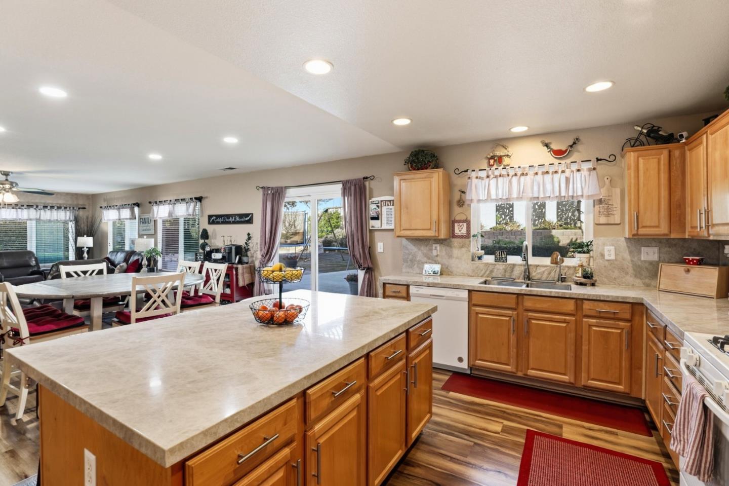 Detail Gallery Image 13 of 36 For 1744 Brentwood Ct, Hollister,  CA 95023 - 4 Beds | 2/1 Baths