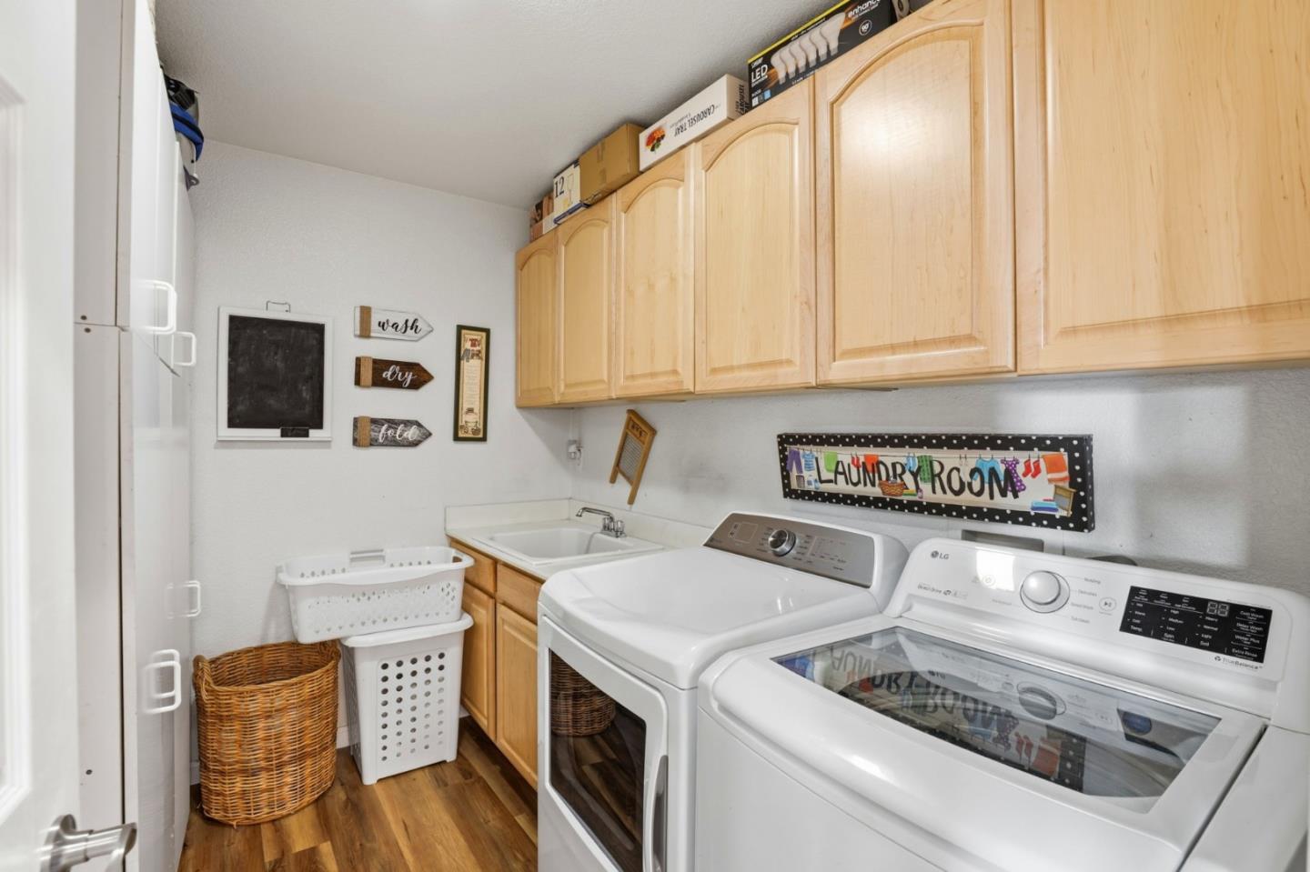 Detail Gallery Image 15 of 36 For 1744 Brentwood Ct, Hollister,  CA 95023 - 4 Beds | 2/1 Baths