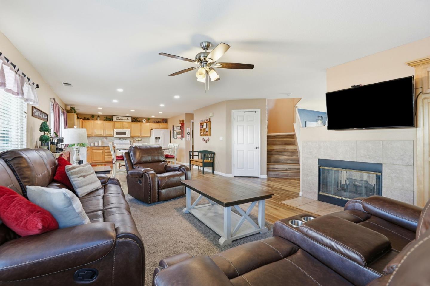 Detail Gallery Image 9 of 36 For 1744 Brentwood Ct, Hollister,  CA 95023 - 4 Beds | 2/1 Baths
