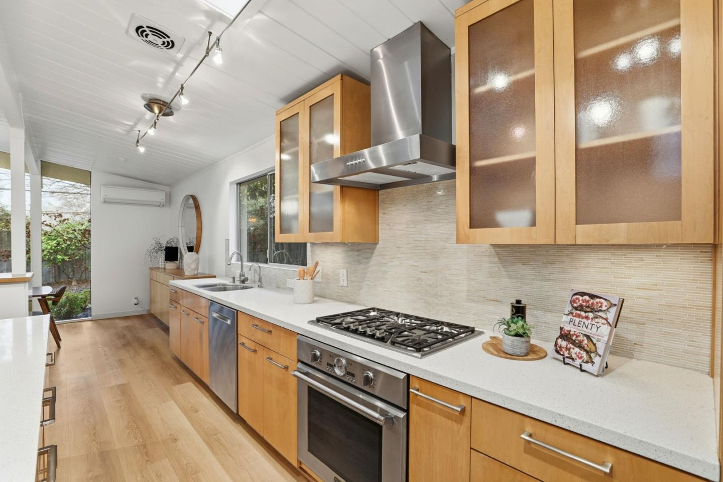 Detail Gallery Image 13 of 36 For 6179 Shadygrove Dr, Cupertino,  CA 95014 - 4 Beds | 2 Baths