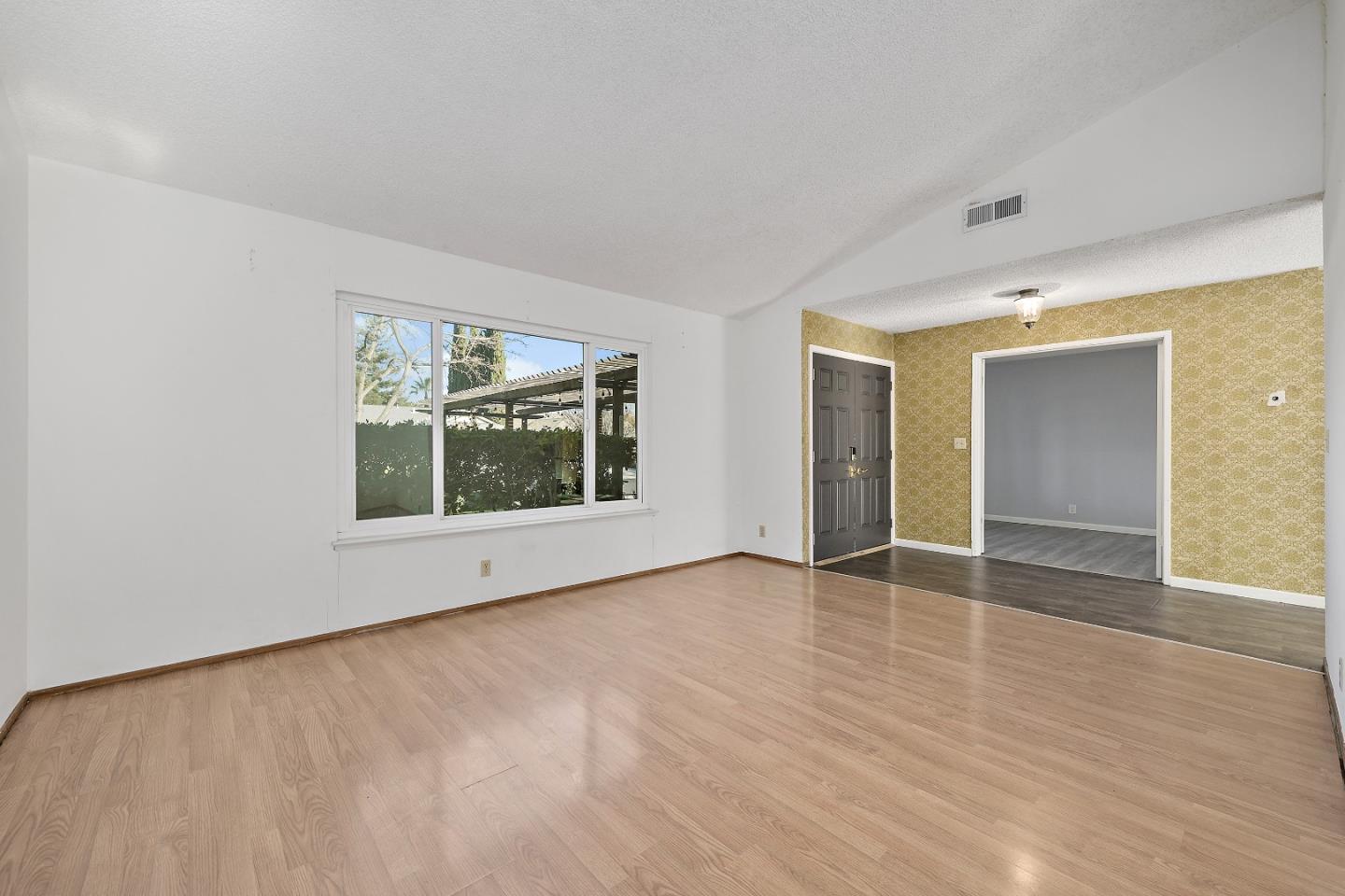 Detail Gallery Image 4 of 30 For 690 Albion Dr, San Jose,  CA 95136 - 4 Beds | 2 Baths