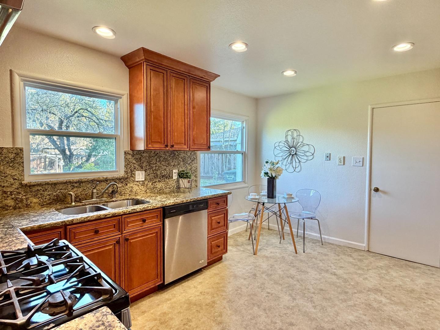 Detail Gallery Image 5 of 17 For 1362 Lillian Ave, Sunnyvale,  CA 94087 - 2 Beds | 1 Baths