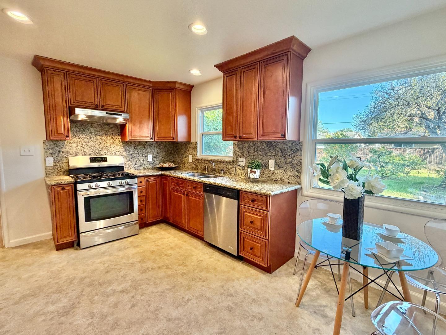 Detail Gallery Image 7 of 17 For 1362 Lillian Ave, Sunnyvale,  CA 94087 - 2 Beds | 1 Baths