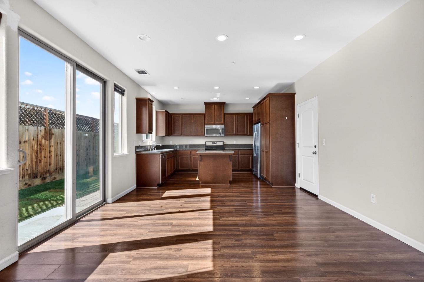 Detail Gallery Image 15 of 57 For 301 Slate Ave, Hollister,  CA 95023 - 4 Beds | 2/1 Baths