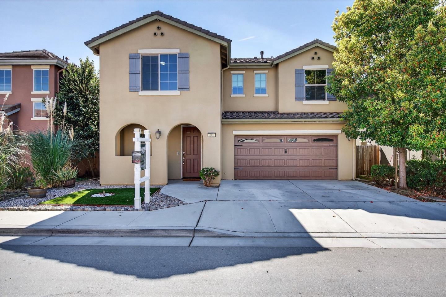 Detail Gallery Image 2 of 57 For 301 Slate Ave, Hollister,  CA 95023 - 4 Beds | 2/1 Baths