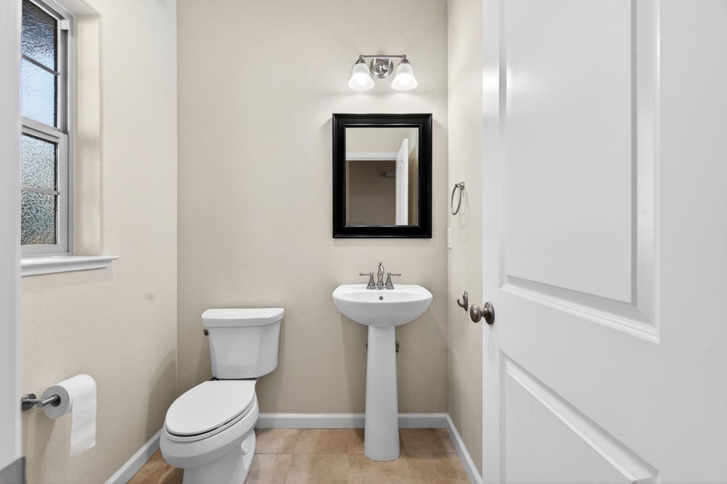 Detail Gallery Image 8 of 57 For 301 Slate Ave, Hollister,  CA 95023 - 4 Beds | 2/1 Baths