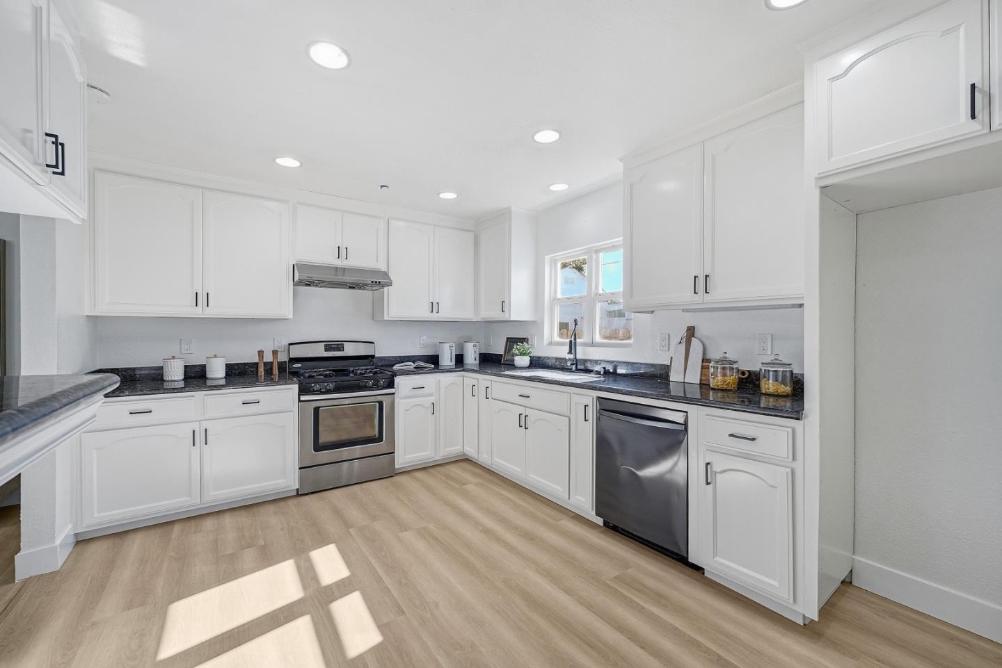 Detail Gallery Image 13 of 47 For 2370 Ralmar Ave, East Palo Alto,  CA 94303 - 4 Beds | 3 Baths