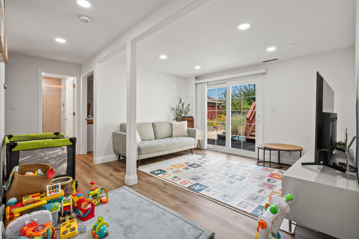 Detail Gallery Image 15 of 23 For 197 Nottingham Ave, Redwood City,  CA 94063 - 2 Beds | 2 Baths