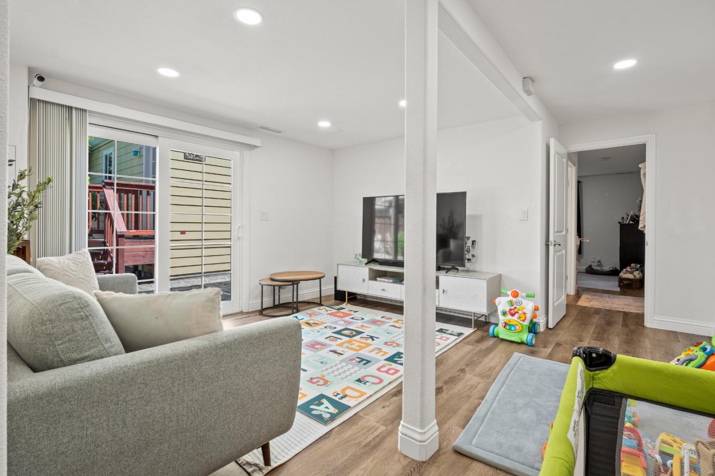 Detail Gallery Image 16 of 23 For 197 Nottingham Ave, Redwood City,  CA 94063 - 2 Beds | 2 Baths