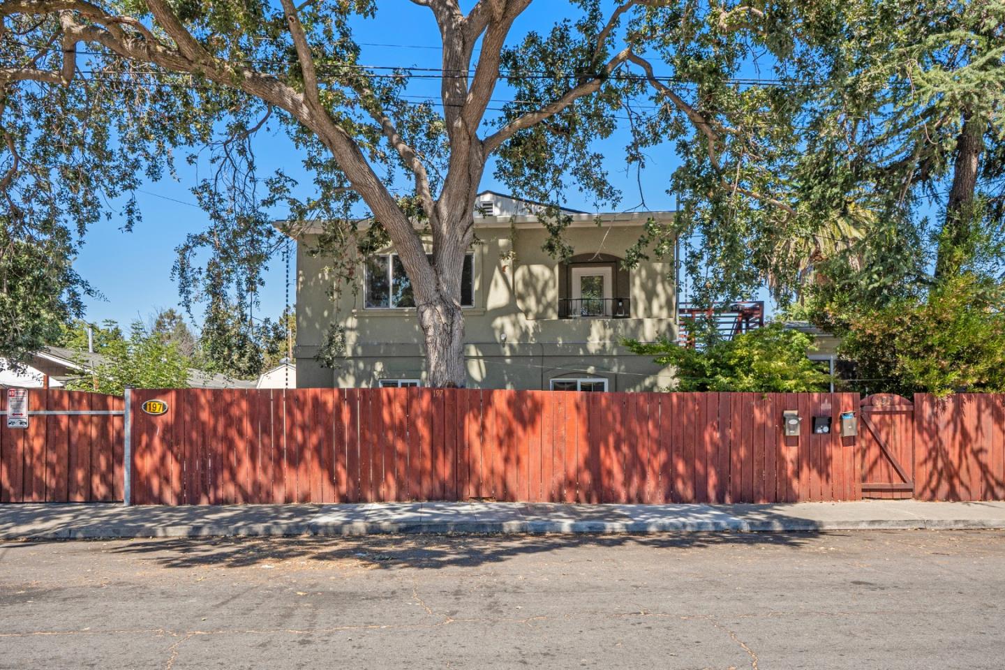 Detail Gallery Image 2 of 23 For 197 Nottingham Ave, Redwood City,  CA 94063 - 2 Beds | 2 Baths