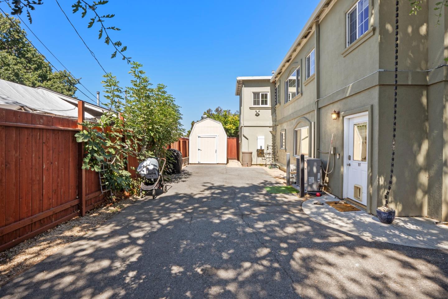 Detail Gallery Image 3 of 23 For 197 Nottingham Ave, Redwood City,  CA 94063 - 2 Beds | 2 Baths