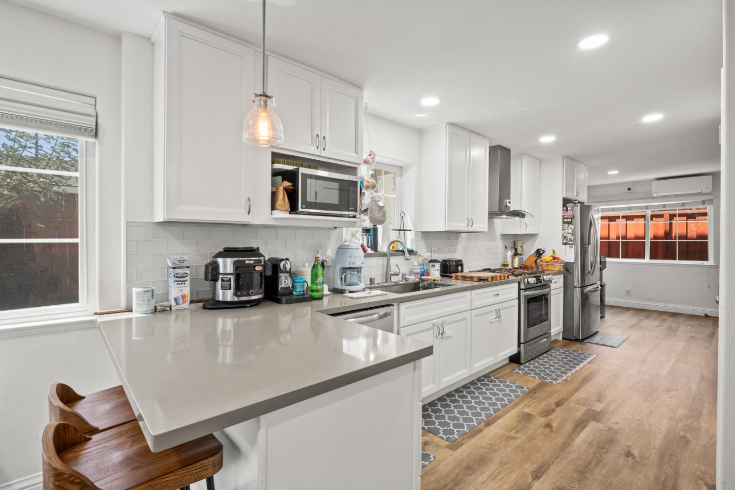 Detail Gallery Image 9 of 23 For 197 Nottingham Ave, Redwood City,  CA 94063 - 2 Beds | 2 Baths