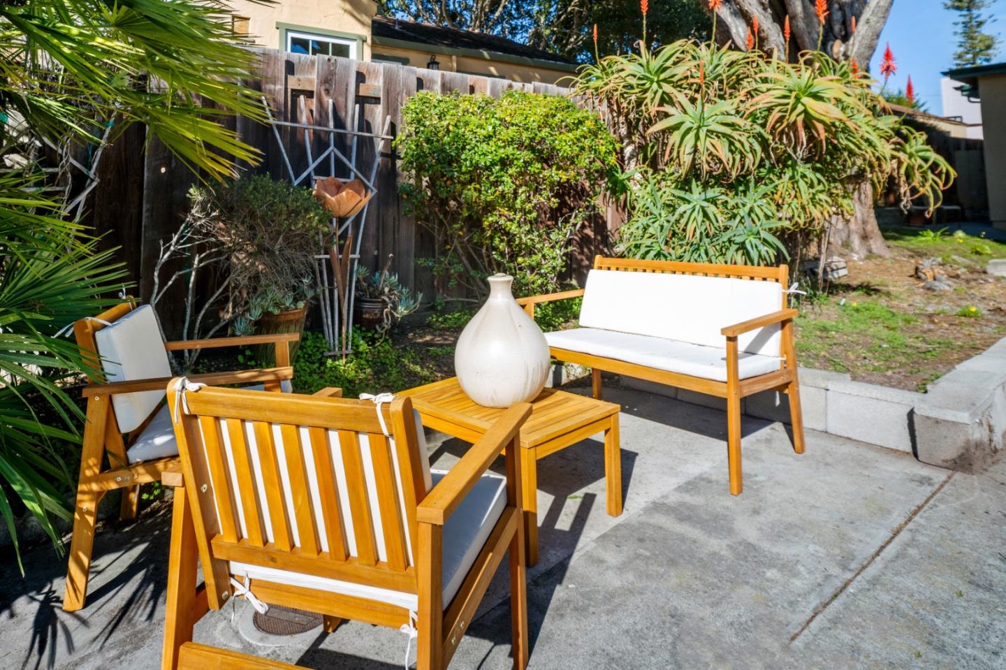 Detail Gallery Image 2 of 37 For 926 Roosevelt St, Monterey,  CA 93940 - 3 Beds | 2 Baths