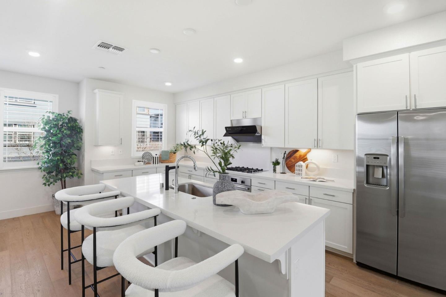 Detail Gallery Image 10 of 59 For 925 De Guigne Dr #4,  Sunnyvale,  CA 94085 - 4 Beds | 3/1 Baths