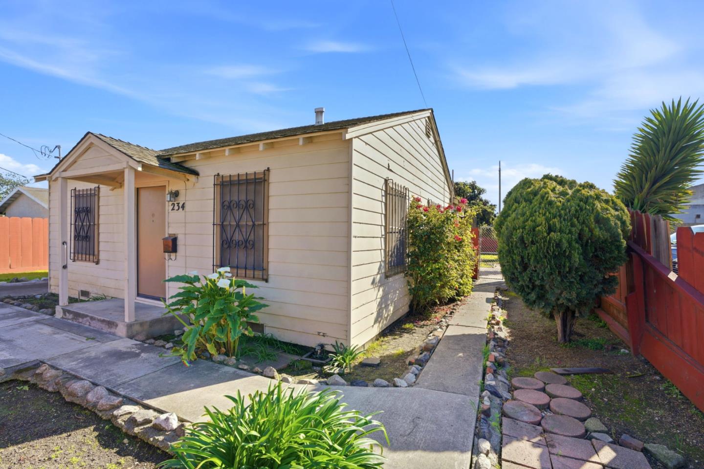 Detail Gallery Image 5 of 28 For 234 Cherry Dr, Salinas,  CA 93901 - 2 Beds | 1 Baths