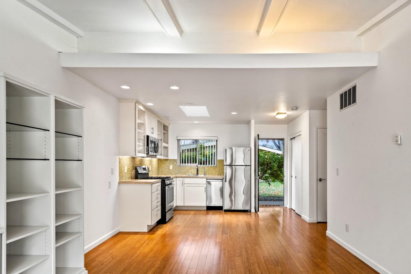 Detail Gallery Image 12 of 31 For 16 Hacienda Carmel, Carmel,  CA 93923 - 1 Beds | 1 Baths