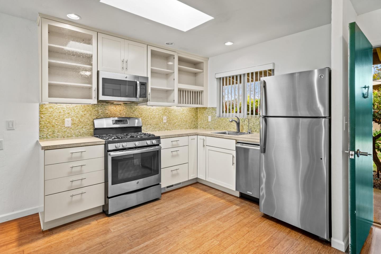 Detail Gallery Image 3 of 31 For 16 Hacienda Carmel, Carmel,  CA 93923 - 1 Beds | 1 Baths