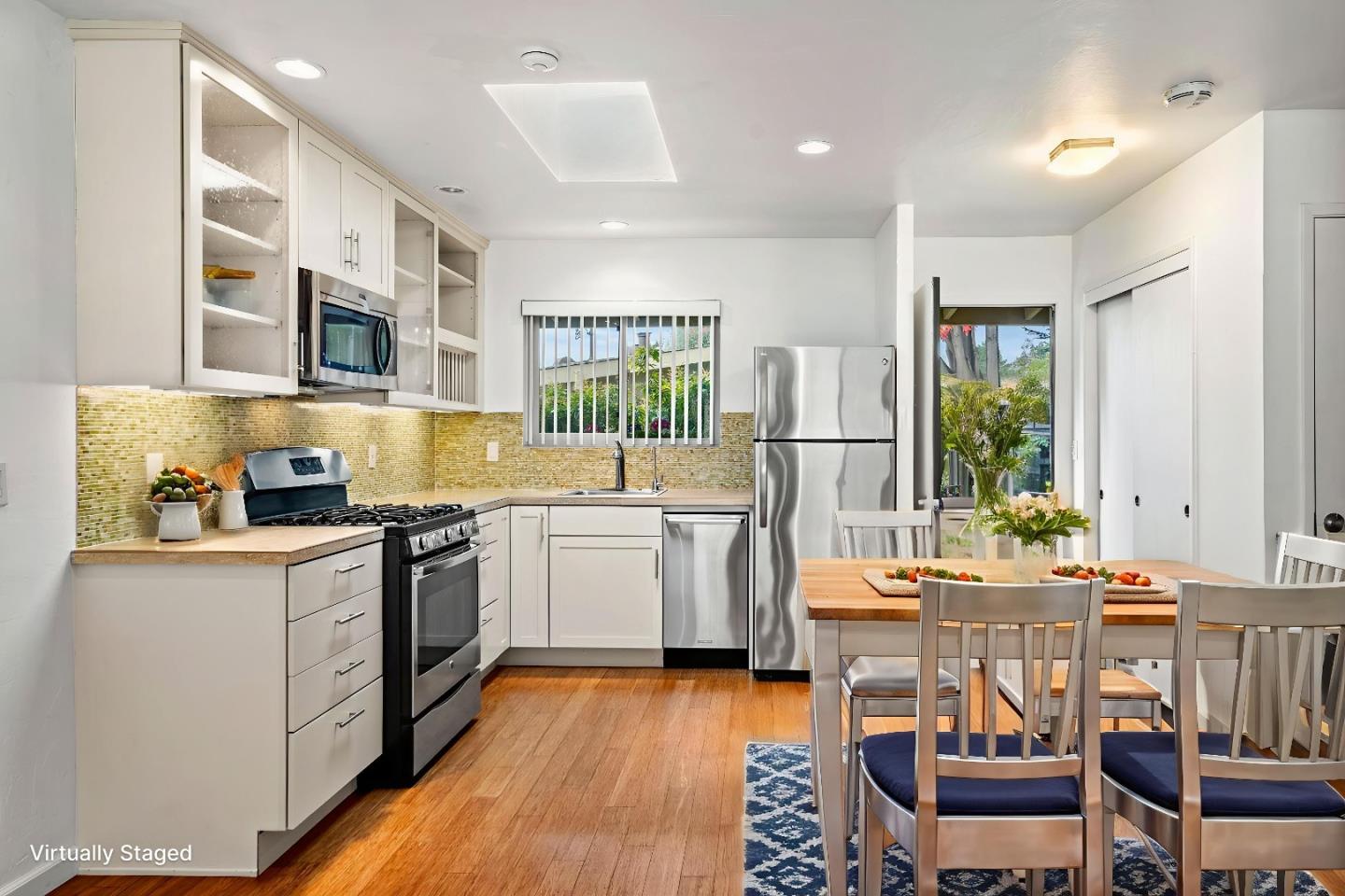 Detail Gallery Image 4 of 31 For 16 Hacienda Carmel, Carmel,  CA 93923 - 1 Beds | 1 Baths