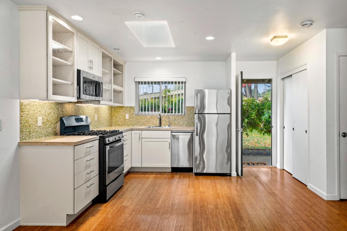 Detail Gallery Image 6 of 31 For 16 Hacienda Carmel, Carmel,  CA 93923 - 1 Beds | 1 Baths