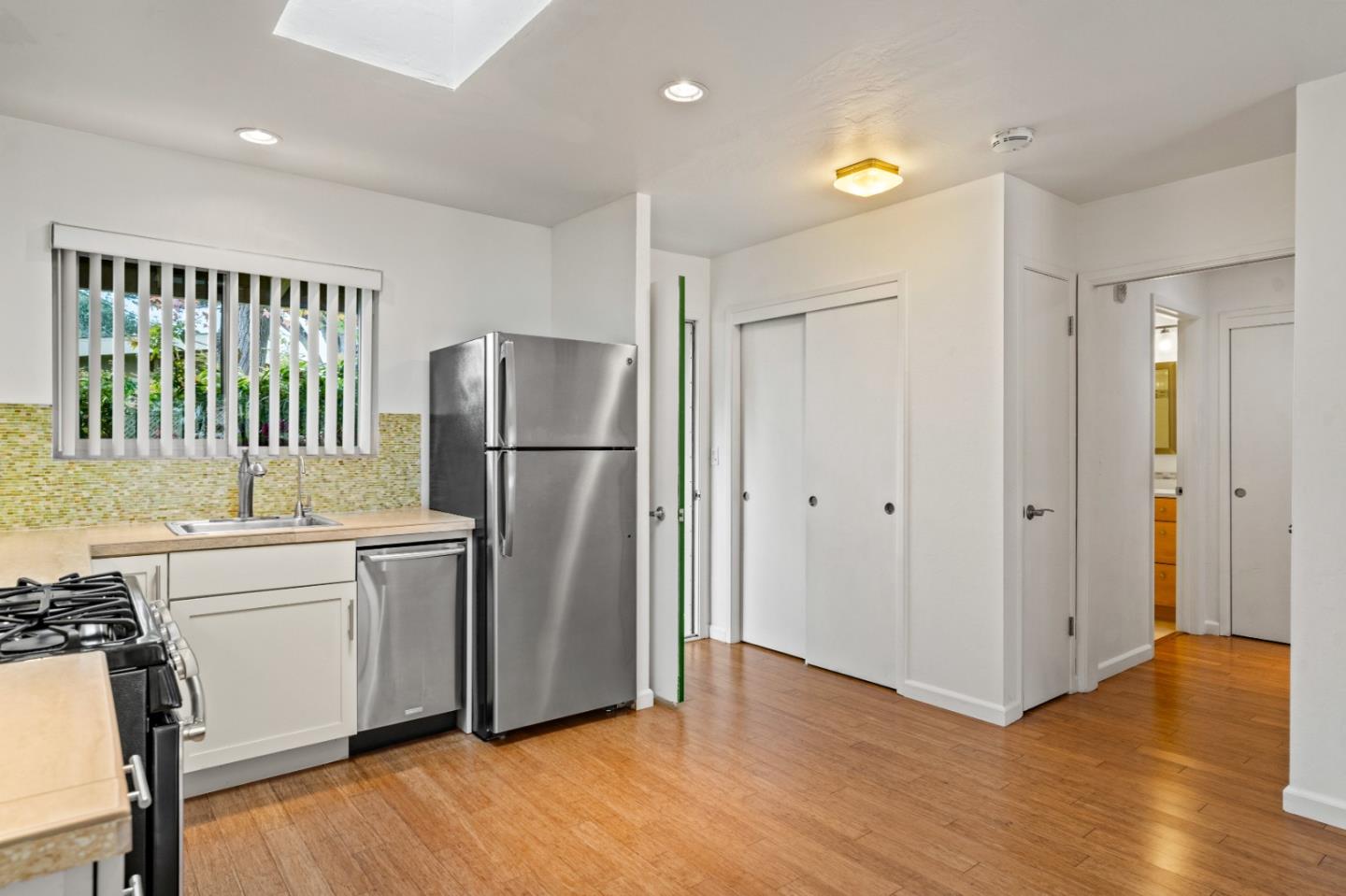 Detail Gallery Image 7 of 31 For 16 Hacienda Carmel, Carmel,  CA 93923 - 1 Beds | 1 Baths