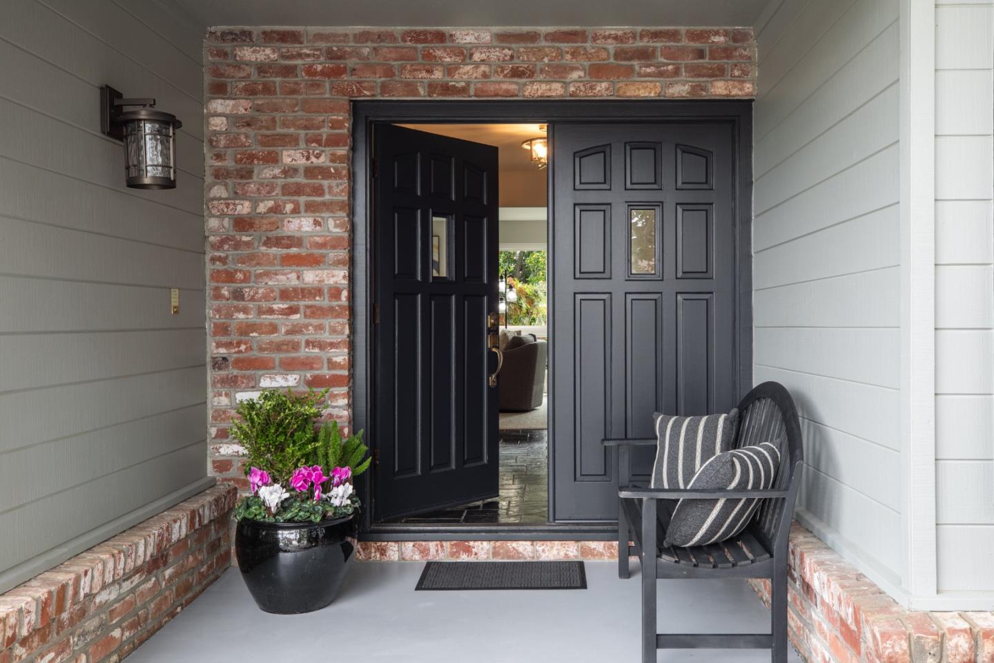 Detail Gallery Image 2 of 20 For 1933 Golden Way, Mountain View,  CA 94040 - 3 Beds | 2 Baths