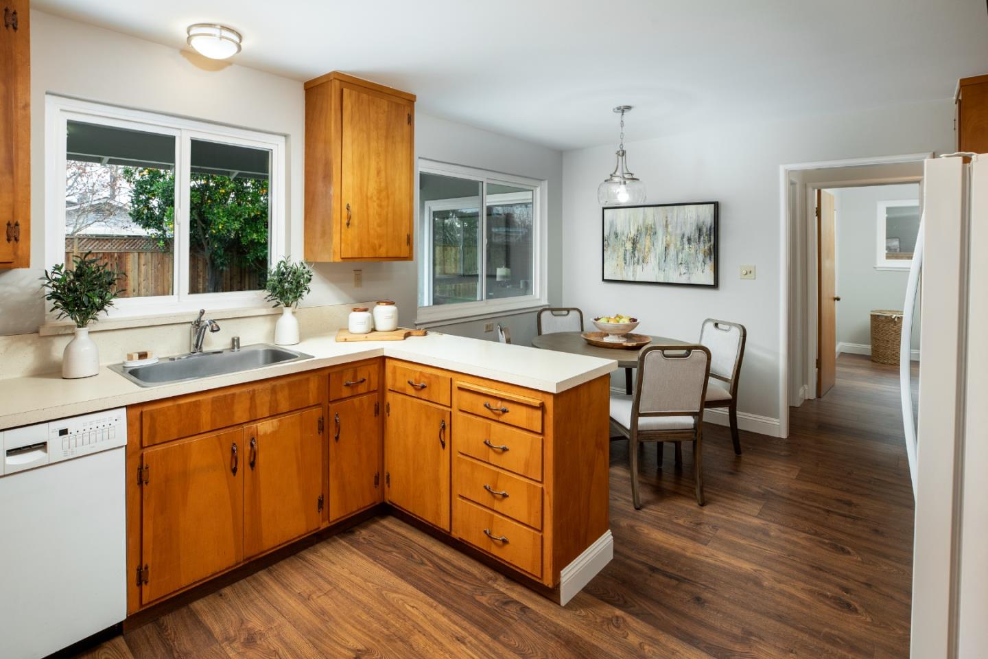 Detail Gallery Image 7 of 20 For 1933 Golden Way, Mountain View,  CA 94040 - 3 Beds | 2 Baths