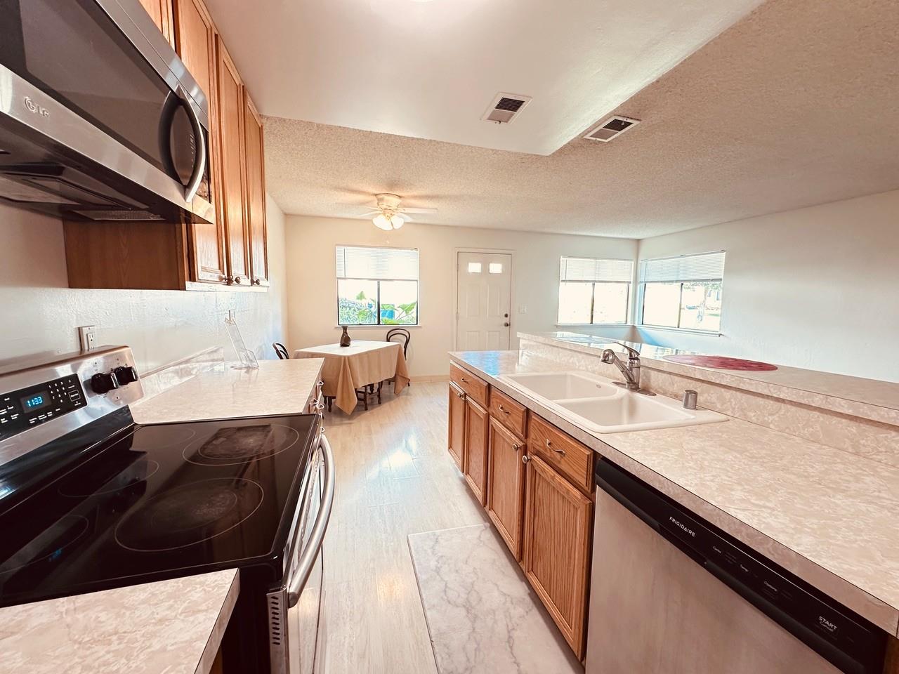 Detail Gallery Image 4 of 22 For 922 Ponselle Ln #3,  Capitola,  CA 95010 - 2 Beds | 1 Baths