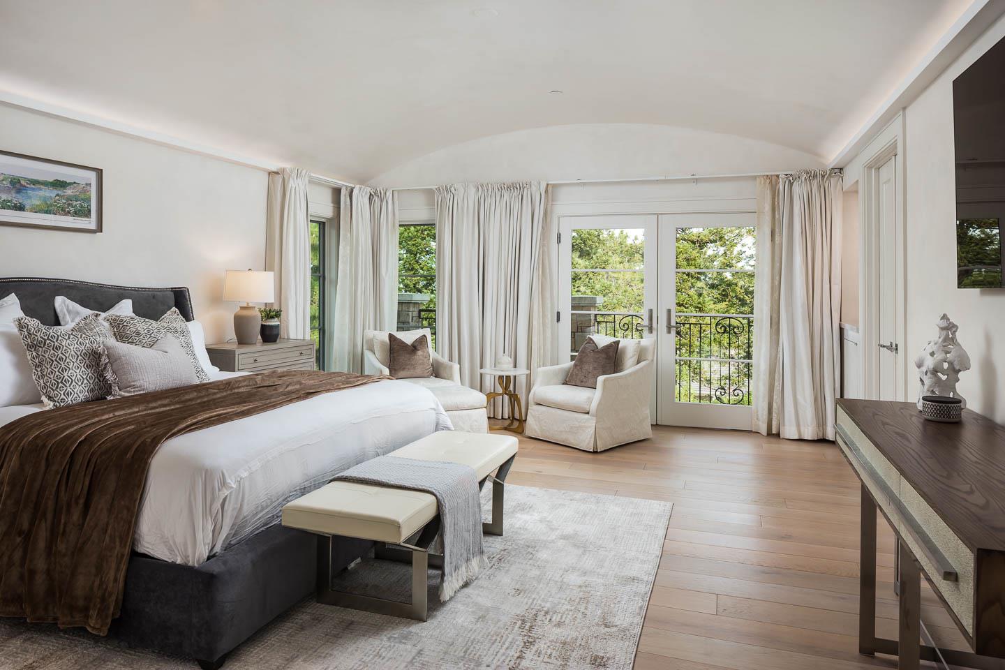 Detail Gallery Image 8 of 15 For 2950 Churchill Dr, Hillsborough,  CA 94010 - 6 Beds | 6/1 Baths