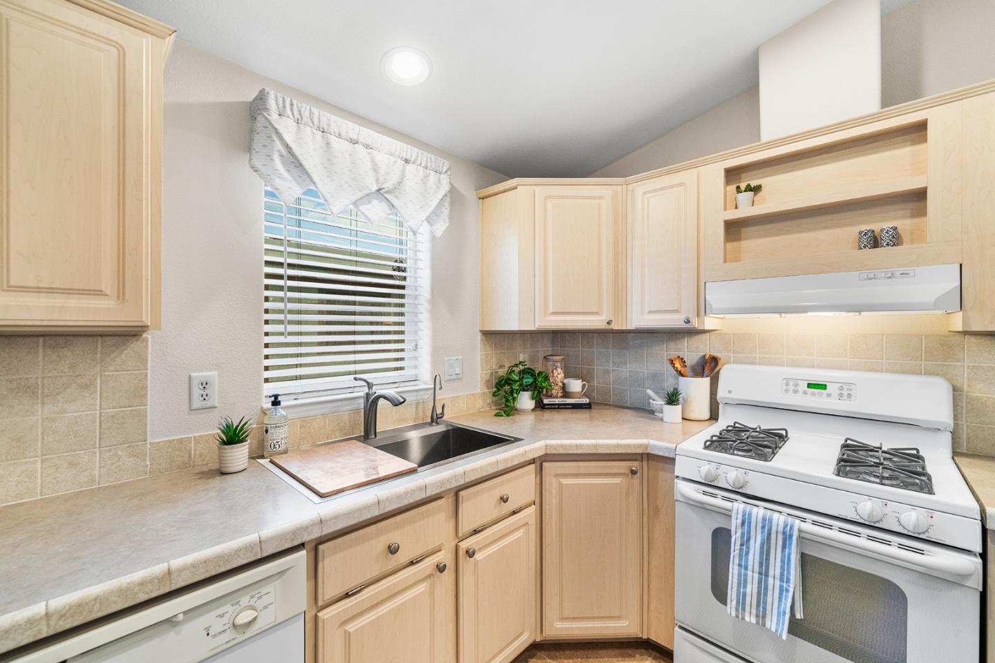 Detail Gallery Image 17 of 39 For 998 38th Ave #9,  Santa Cruz,  CA 95062 - 2 Beds | 2 Baths