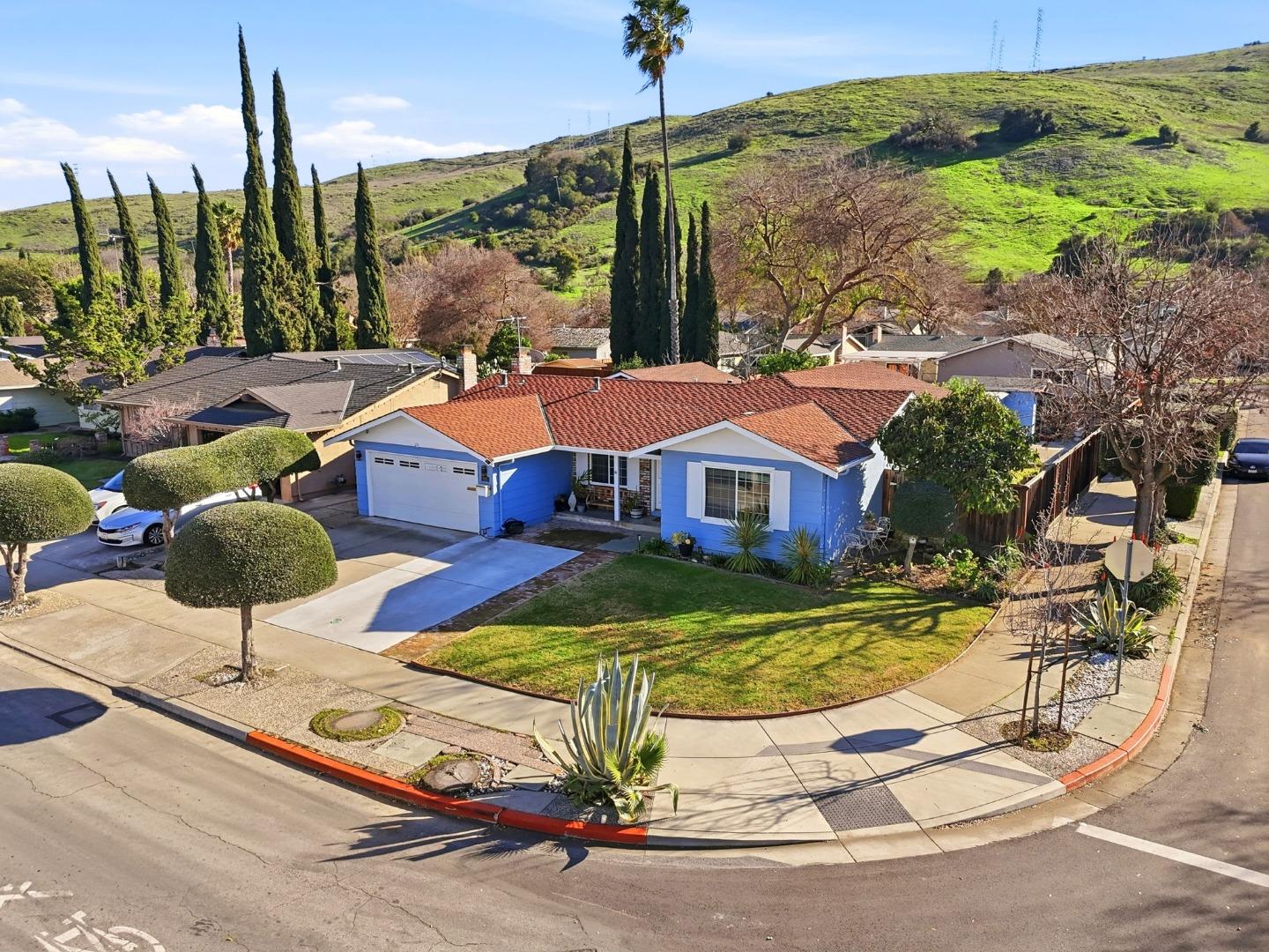 Detail Gallery Image 3 of 47 For 366 Curie  Drive Dr, San Jose,  CA 95119 - 5 Beds | 2/1 Baths