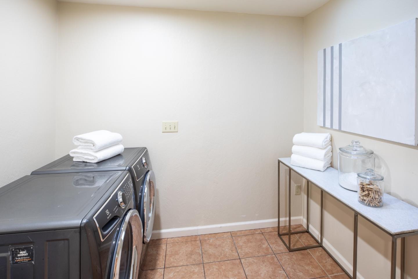 Detail Gallery Image 11 of 28 For 1470 Aura Way, Los Altos,  CA 94024 - 5 Beds | 3 Baths