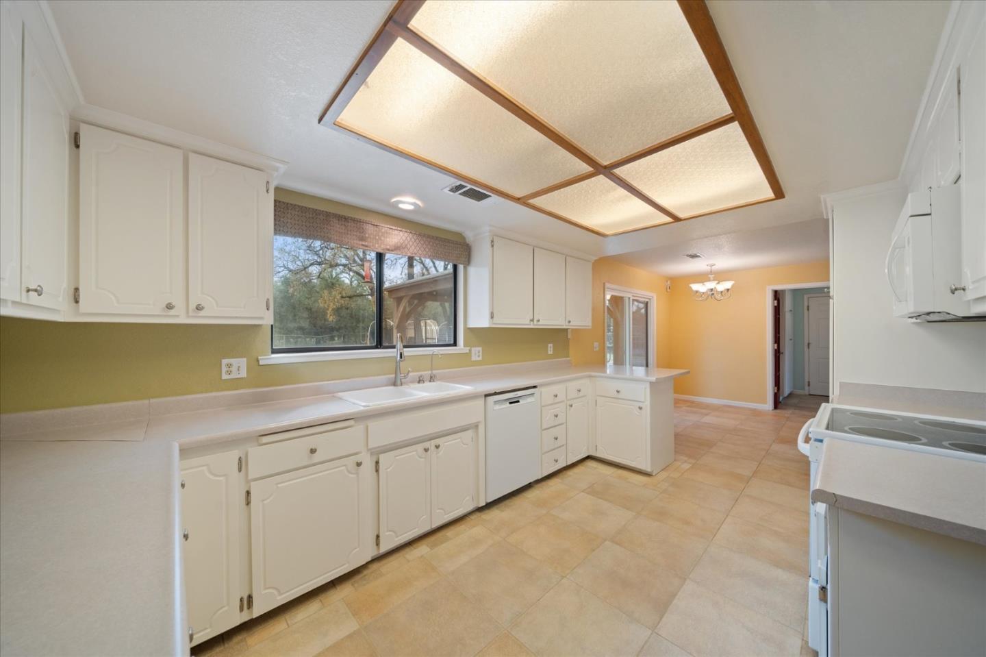 Detail Gallery Image 12 of 34 For 7235 Amigo Way, Redding,  CA 96002 - 3 Beds | 2 Baths