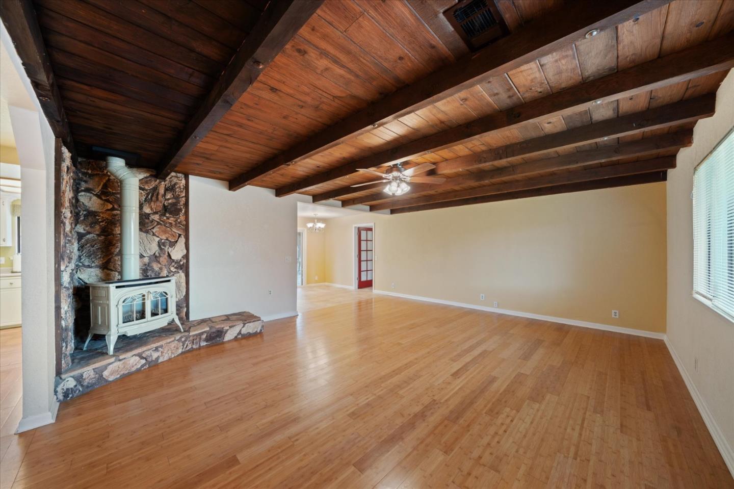 Detail Gallery Image 4 of 34 For 7235 Amigo Way, Redding,  CA 96002 - 3 Beds | 2 Baths