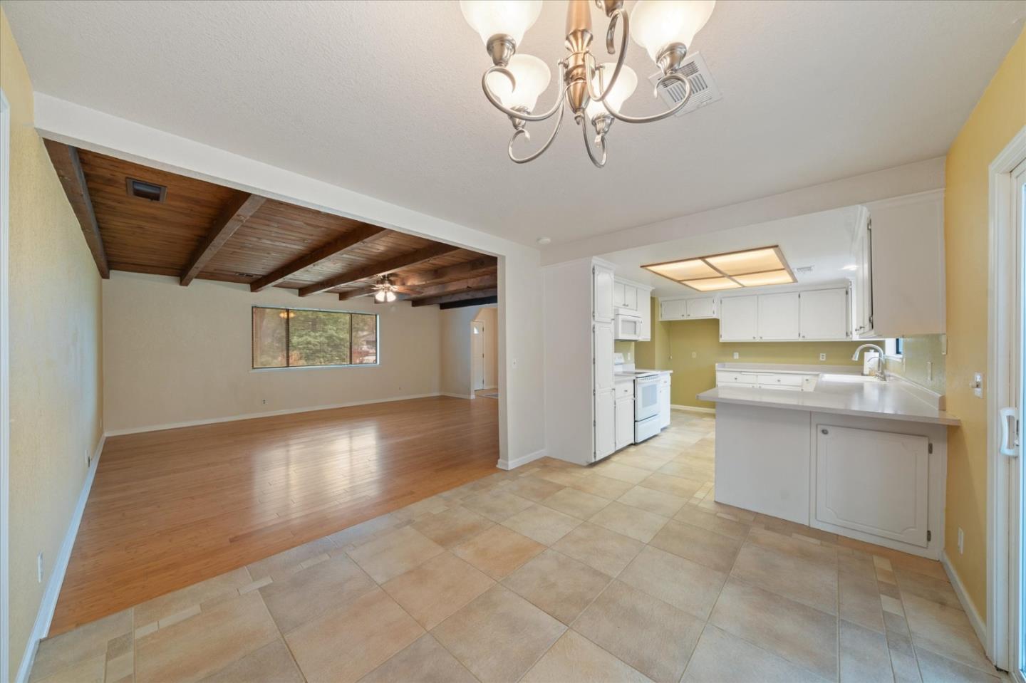 Detail Gallery Image 6 of 34 For 7235 Amigo Way, Redding,  CA 96002 - 3 Beds | 2 Baths